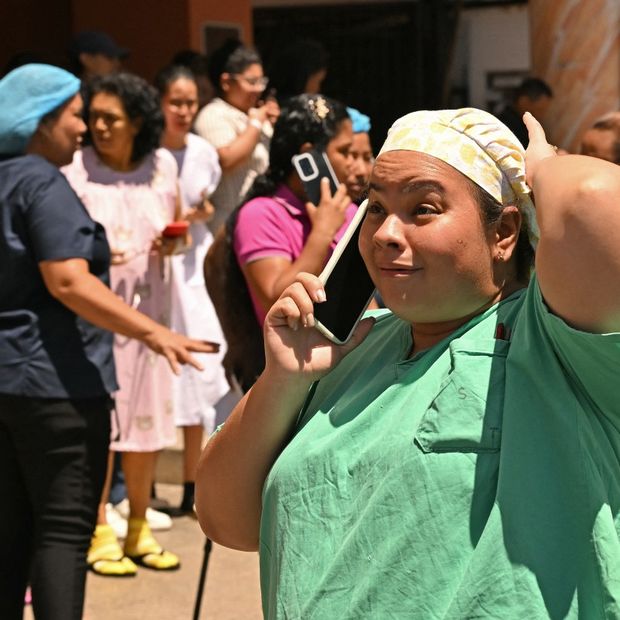 Personas salen de sus casas tras el terremoto